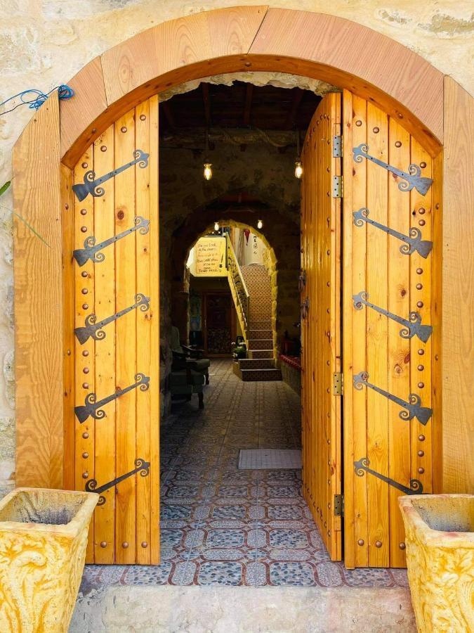 Gate Dana